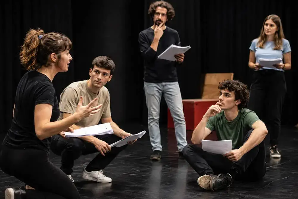 ¿Qué se aprende realmente en un curso de teatro? De la técnica a la transformación personal